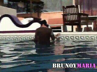 brunoymaria orgia swinger en la piscina - pornoxo.com