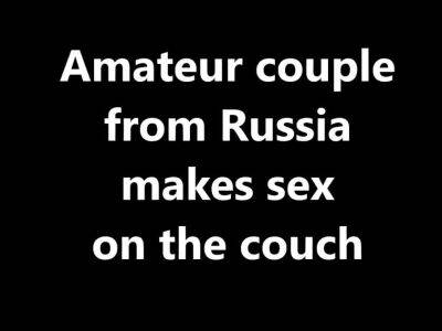 Amateur couple from Russia makes sex on the couch - drtuber.com - Russia