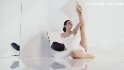Hot European Ballerina Sapphira Fingers Her Sweet Pu - hclips.com
