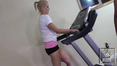 Nadia White - Gives A Huge Facial On The Treadmill With Nadia White - upornia.com - Usa