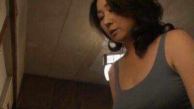 Japanese mom caught stepson masturbating - sunporno.com - Japan
