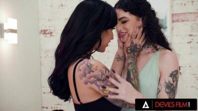 Tattooed Girls Fuck Hard During A Party - upornia.com