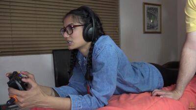 Nerdy Gamer Reddit Girl *assjob* While Focused On Playing - Intercruralsex - hclips.com