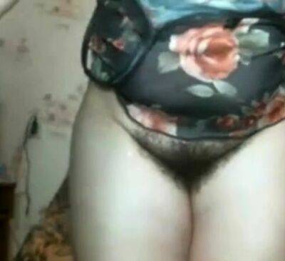 ARAB WIFE SHOWS HER HAIRY PUSSY - drtuber.com
