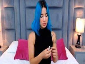 Blue Haired Babe Plays With Her Pink Vibrator - drtuber.com