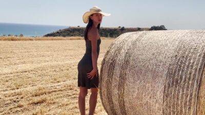 Gorgeous Village Girl Jerks Off Her Pussy And Leaves To Make Hay - hclips.com