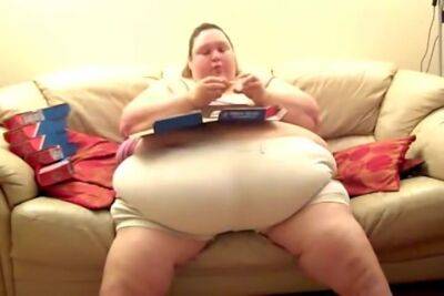 Ssbbw Engorges Herself With Dominos Like A Fat Pig - upornia.com