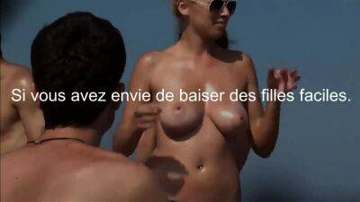 Femme aux seins nus aux gros seins est filmee par un voyeur - drtuber.com