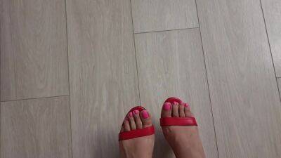 Showed Off Her Tanned Legs With A New Pedicure - hclips.com