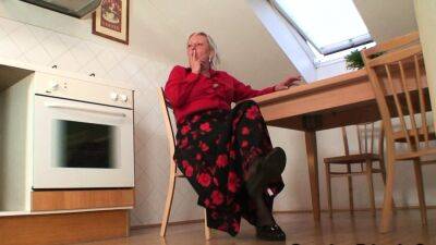 Old grandma takes two dicks from both sides - drtuber.com - Czech Republic