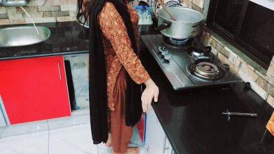 Desi Housewife Fucked Roughly In Kitchen While She Is Cooking With Hindi Audio - sunporno.com - Pakistan