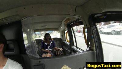 Ebony taxi passenger seduces cabbie to fuck - sunporno.com