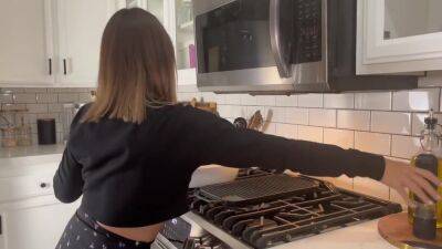 Sara Luvv - Makes Dinner And Fucks Herself In The Kitchen With Sara Luvv - hclips.com