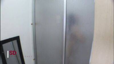 MY STEPSISTER CATCHES ME SPYING ON HER IN THE BATHROOM IN SPANISH - veryfreeporn.com - Spain