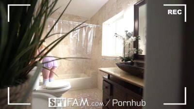 Dixie Lynn - SPYFAM Step Dad Caught Jerking It To Step Daughter In Shower - sunporno.com
