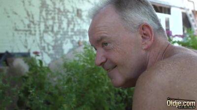 Alexa Flexy - Tempting The Gardener With Alexa Flexy And And Young - upornia.com