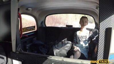 Brunette gets her pussy satisfied during a taxi ride - sunporno.com