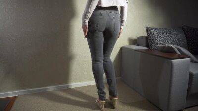 Teen Girl Showing Off Her Phat Ass in Tight Jeans 4K - sunporno.com