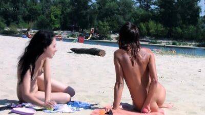 Nude beach girl gets together with her friends - drtuber.com