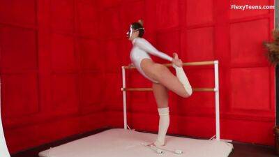 Russian Babe Myra Extremely Hot Gymnastics - upornia.com - Russia