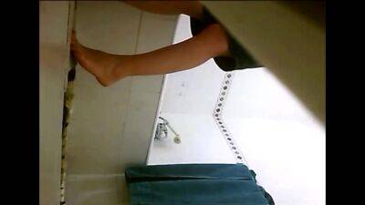 UK Mum Carrie Strips Naked In Her Bathroom - voyeurhit.com - Britain