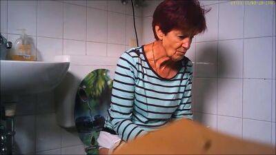 Spy Cam - granny piss on the toilet - voyeurhit.com
