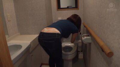 03A3023-Petting a MILF with a big ass to clean the toilet and make her suck cock - senzuri.tube