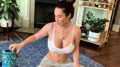 Eva Lovia - Eva Lovia - Big tits in solo naked yoga - drtuber.com
