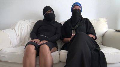سيدة مصرية تخون زوجها مع فتاة جزايرية Arabic Milf With Virgin Muslim Girl In Hijab - desi-porntube.com - India