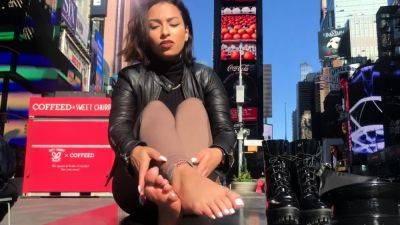 ServingGaia Shows Her White Toes And Soles - drtuber.com