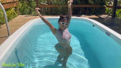 Exibindo O Bucetao Na Piscina Com A Blusa Transparente - hclips.com - Brazil