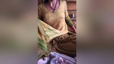 Desi India - Desi Indian Bhabhi Showing Boobs And Pressing With Sexy Pink - desi-porntube.com - India