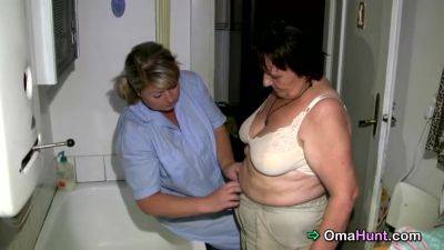Fat Granny Gets Her Hairy Pussy Washed - hclips.com