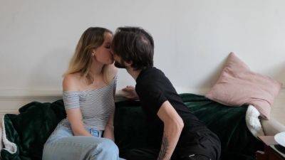 A Teur Francais - Jeu Du Gout Jembrasse Ma Meilleure Amie Et Je Rigole Avec Elle (eng Sub) - hclips.com - France