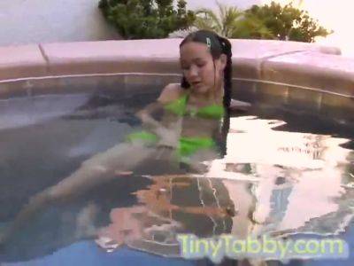 Teen tiny tabby toying her pussy in hot tub - hotmovs.com