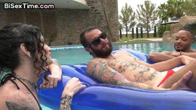Bisexuals fuck with tattooed bitch in threesome fuck - txxx.com