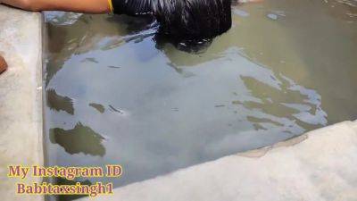 Desi Village Bhabhi Outdoor Bathing On Public Place Indian Hindi - hclips.com - India