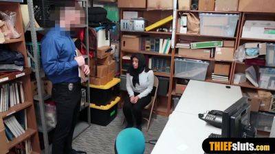 Ella Knox - Muslim Chick With A Hijab Gets Banged Hard By A Cop - Ella Knox - upornia.com