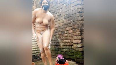 Bengali Bhabi Bath Part-2. Desi Beautiful Sister Mature And Sexy Body. Record Bath Video With 18 Years - desi-porntube.com - India