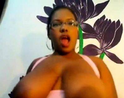 Ebony BBW Shows Her Big Tits On Cam - negrofloripa - drtuber.com