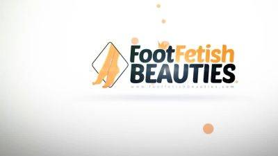 Barefoot girl shows perfect feet off - drtuber.com