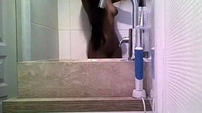 Indian stepdaughter spied in the shower - drtuber.com - India