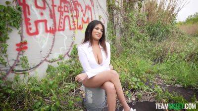 Reyna Belle - Reyna Makes It Rain - upornia.com
