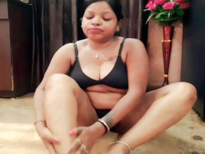 Indian Housewife Sexy Show 18 - desi-porntube.com - India