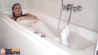 Super-hot Bombshell Dexye Takes A Bath And Flaunts Her Sexy Feet - hclips.com