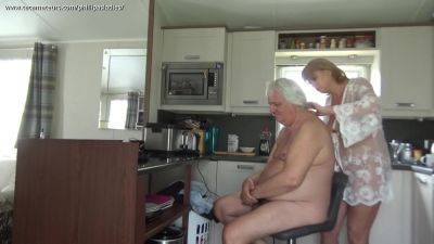 Dimonty Cuts A Clients Hair - hclips.com