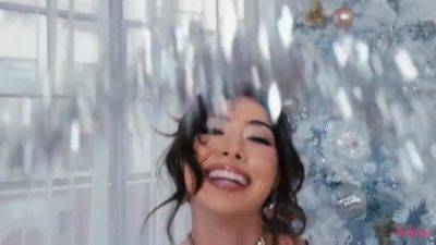 Chloe Surreal, Big T And Shows Off In The Perfect Gift In Hd - upornia.com