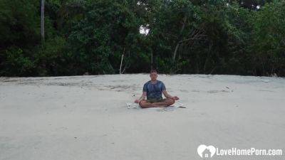 Meditation on the beach ended with a blowjob - hotmovs.com