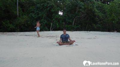 Meditation on the beach ended with a blowjob - hotmovs.com