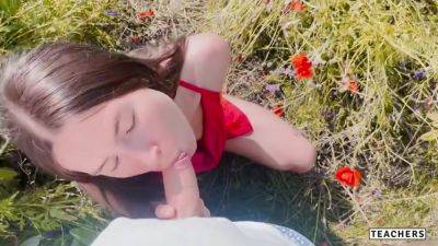 Gold Teachers - Enjoy A Slender Beauty In A Flower Field - hclips.com